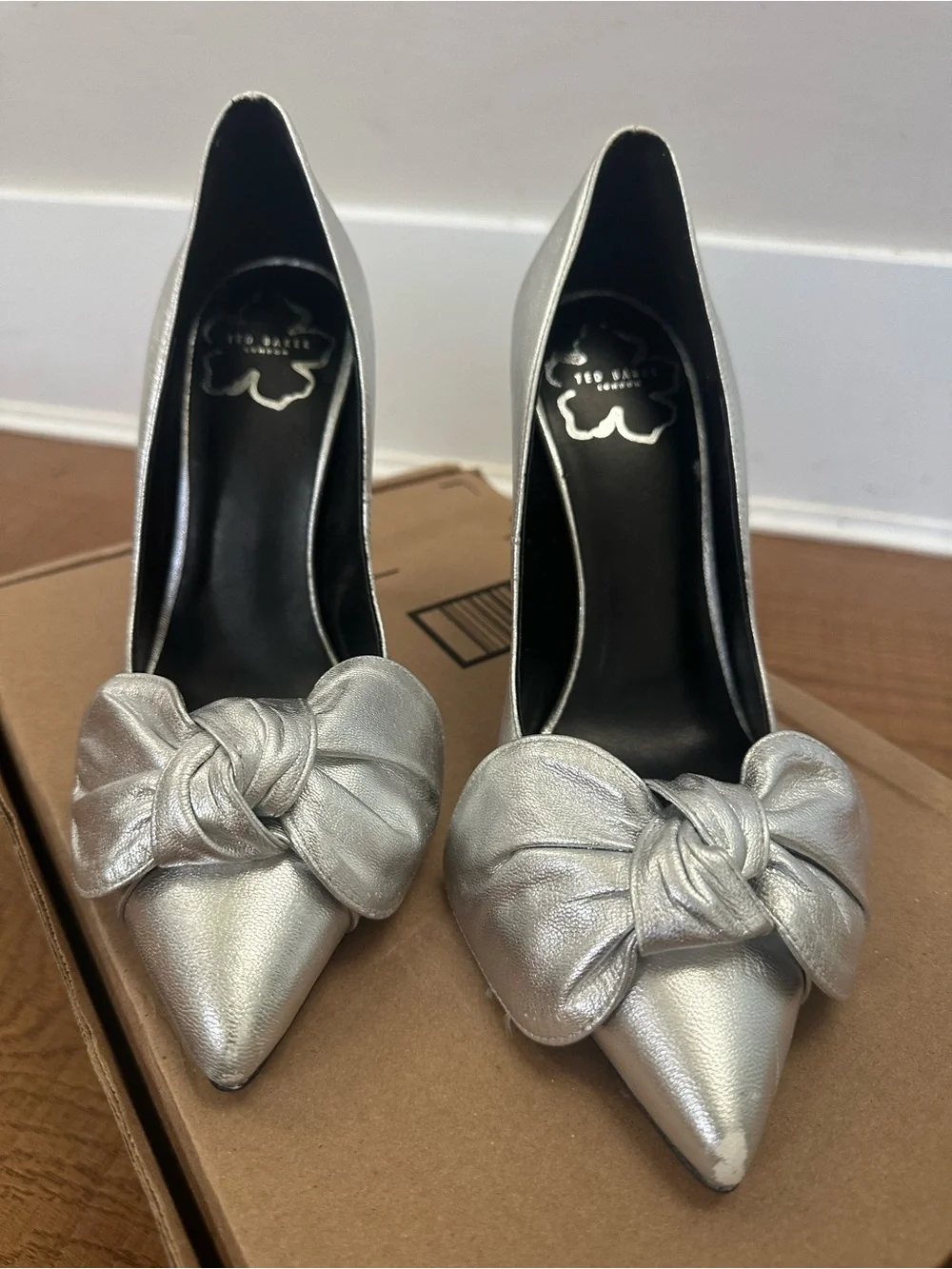 NEW Ted Baker Ryal Silver Pointed-Toe Bow Stiletto Pumps Size 6.5 $225 MSRP
